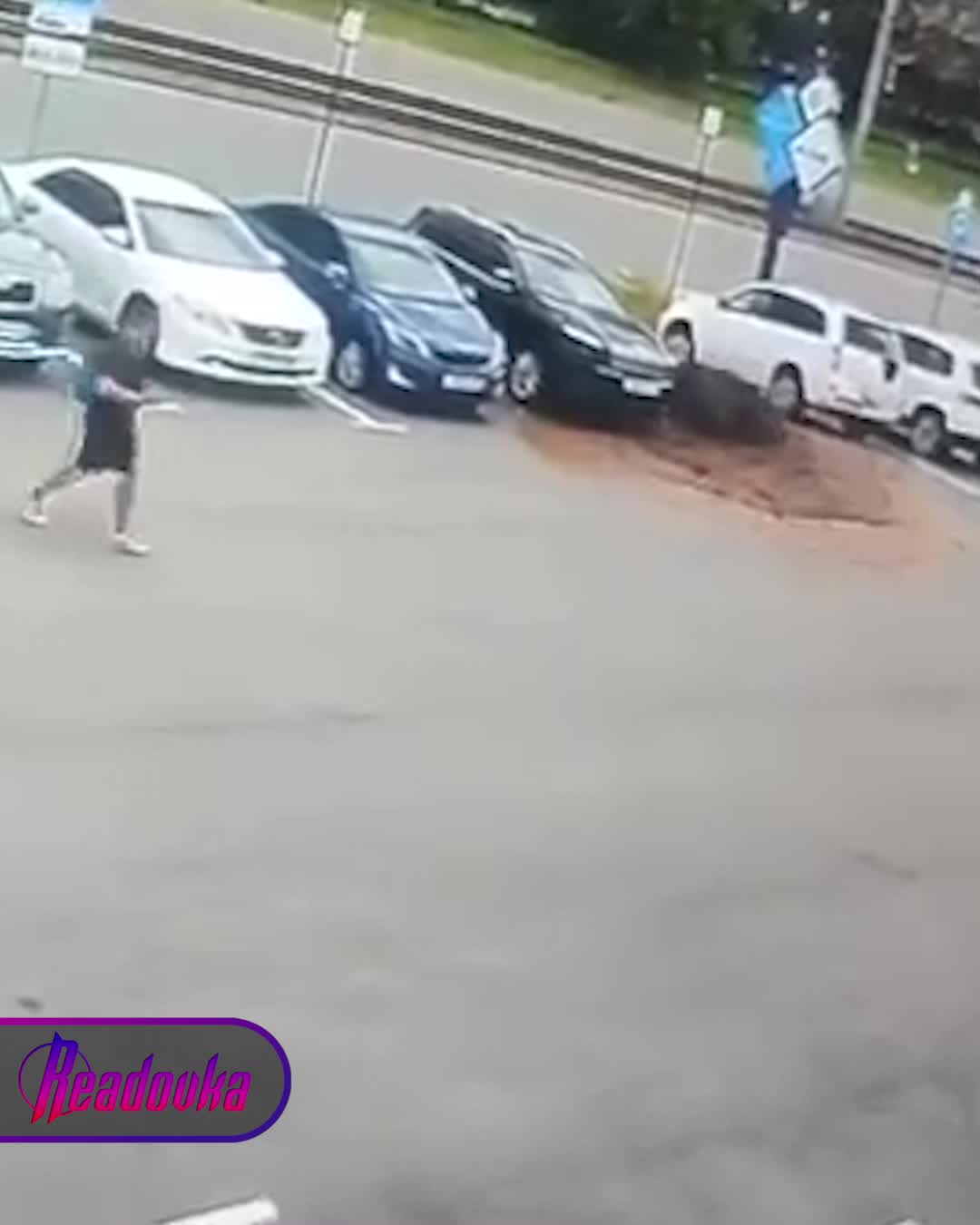 В Барнауле внедорожник утонул в кипящей яме на парковке