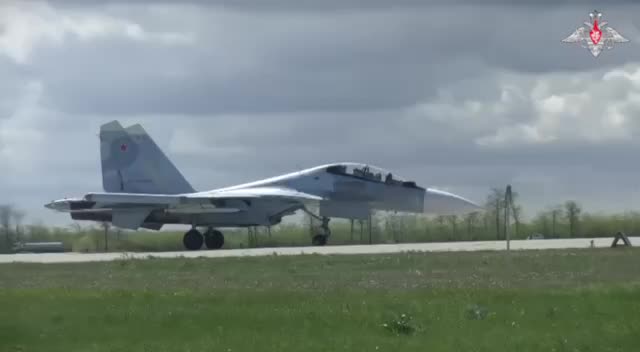 Истребители Су-30СМ прикрывают действия авиации