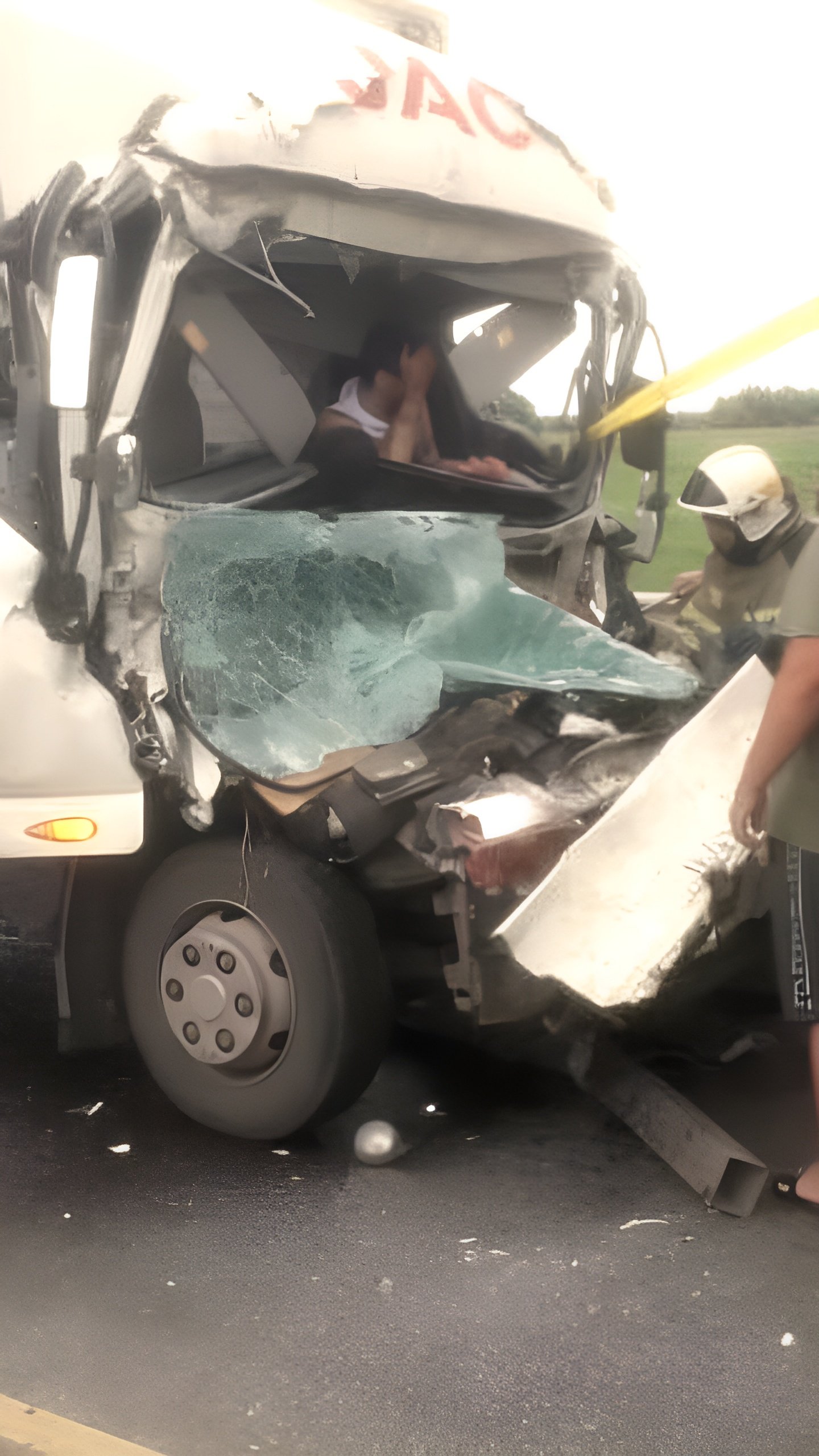 Авария на трассе Р-22: водителя зажало после столкновения грузовиков