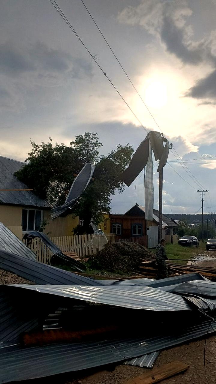 Сильный ветер повредил кровлю домов в Пермском крае