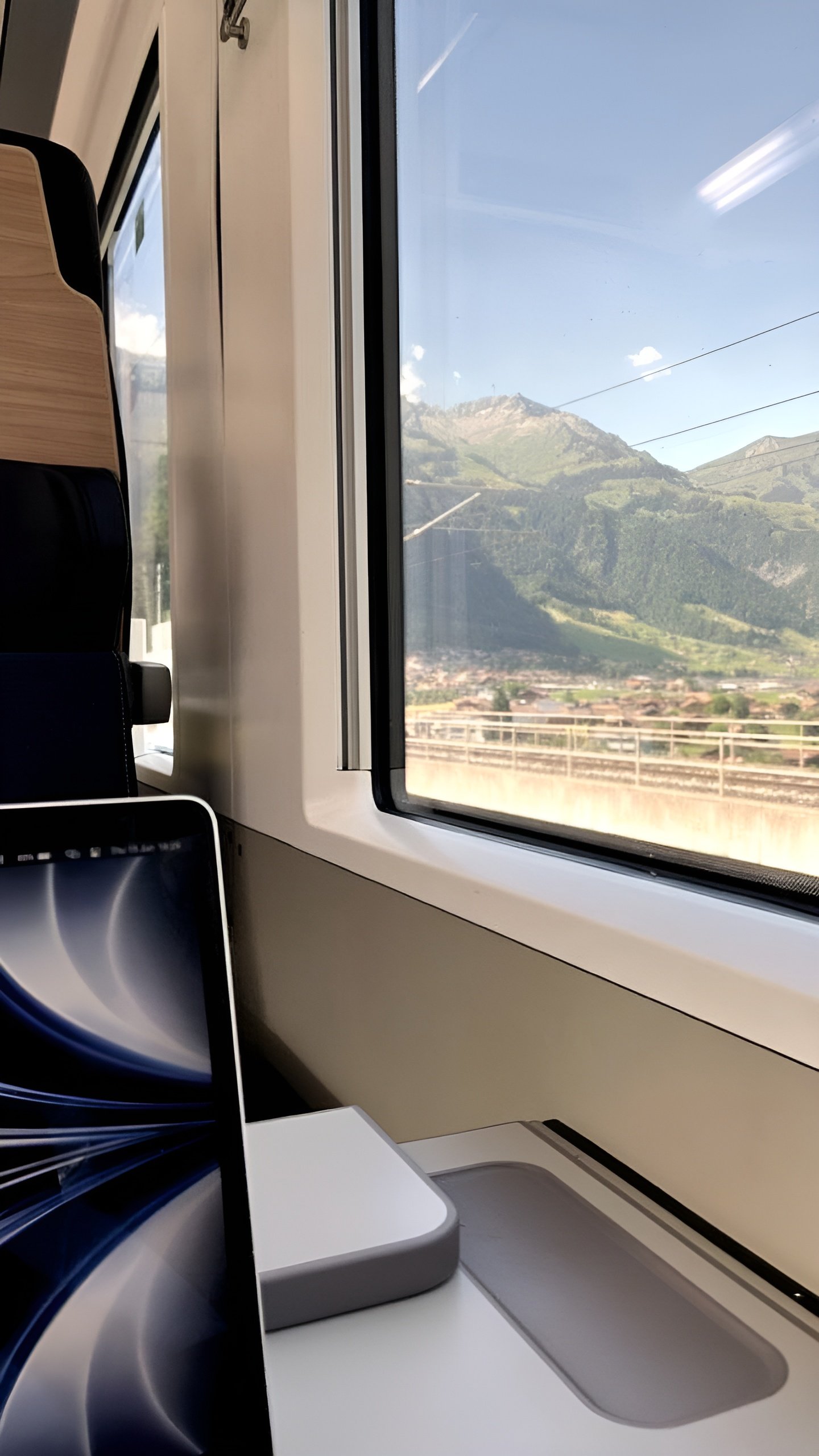Швейцарский удаленщик выбрал поезда вместо коворкинга: дешевле и красивее