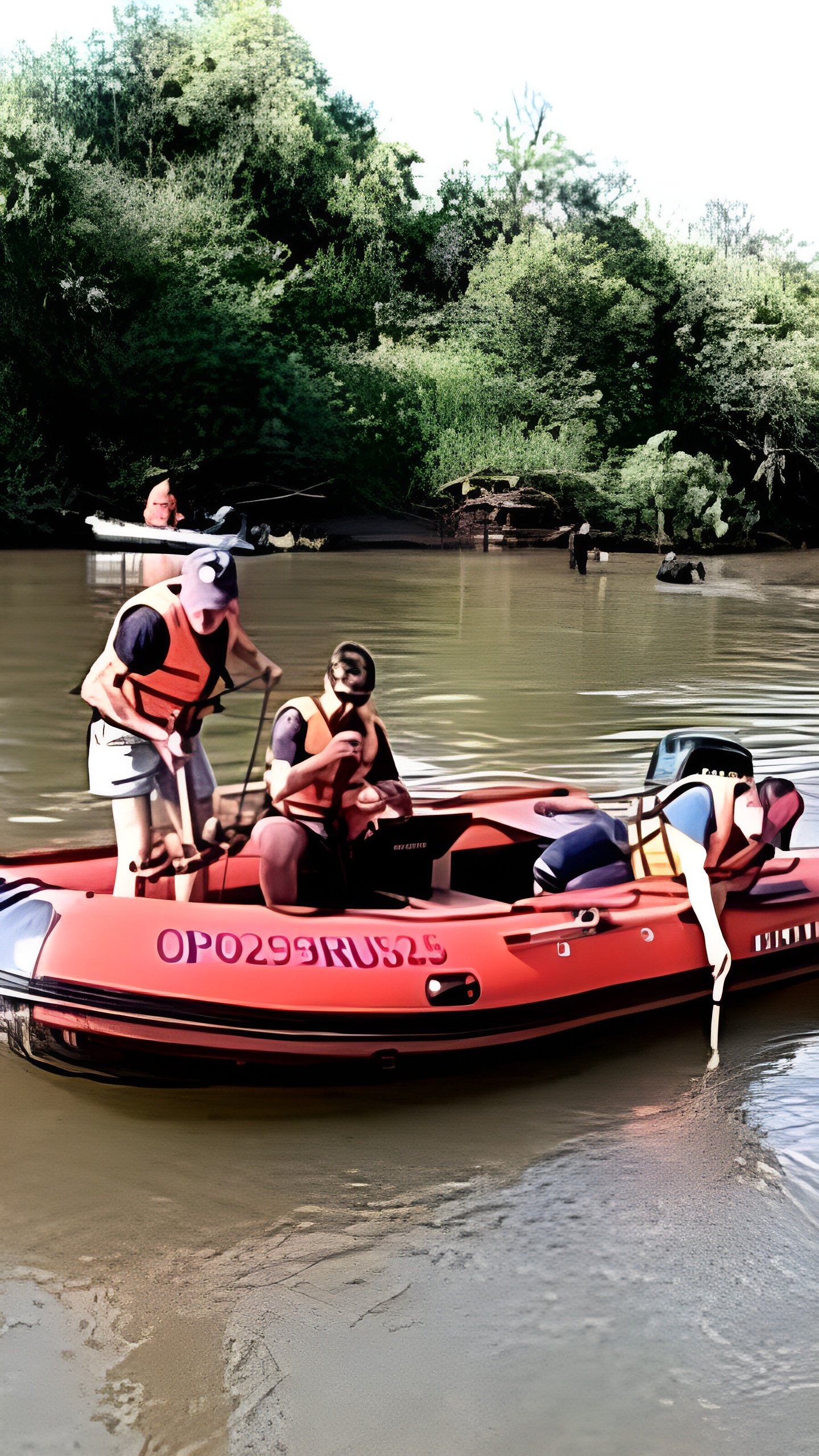 Спасатели вытащили из воды пьяного уфимца и искали пропавшего на реке друга