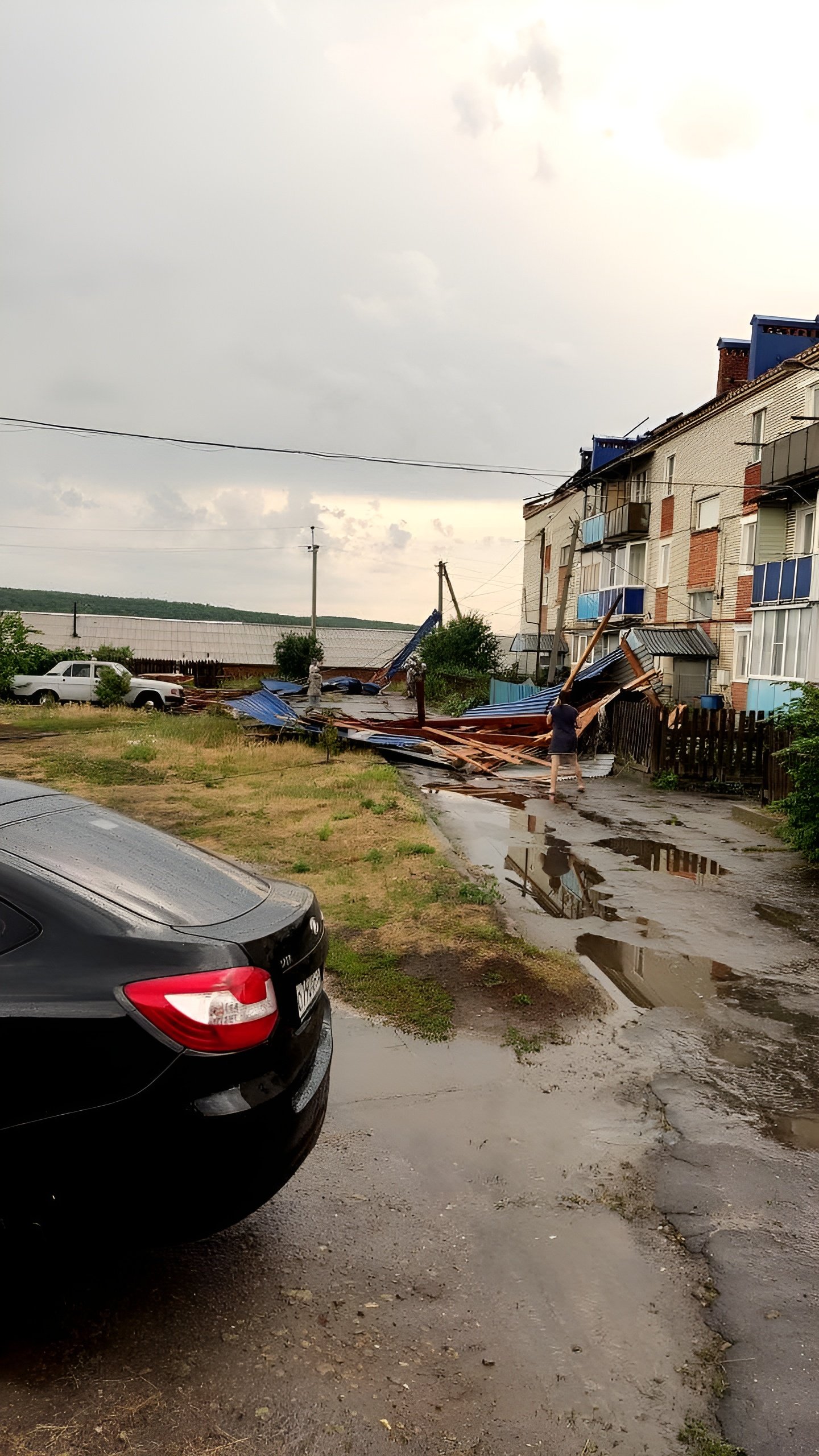 Шквальный ветер повредил крыши домов и учреждений в Пензенской области